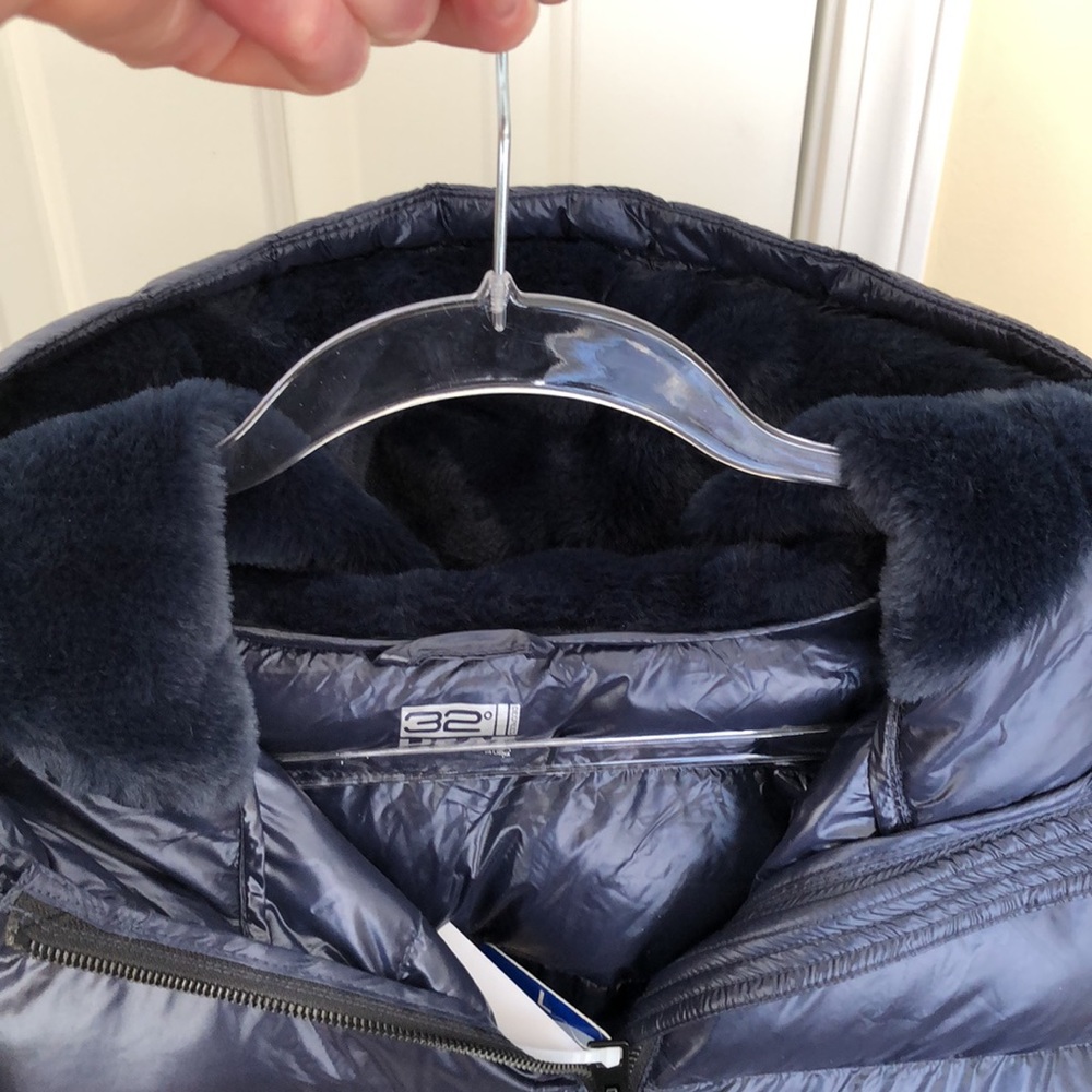 New Women’s 32 Degrees puffer jacket. Size L. Navy color. Soft faux fur in hood. - Picture 7 of 9